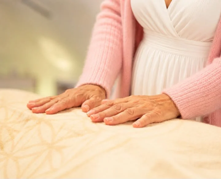 Hände auf einer Massageliege - Marion Rüsch Massage